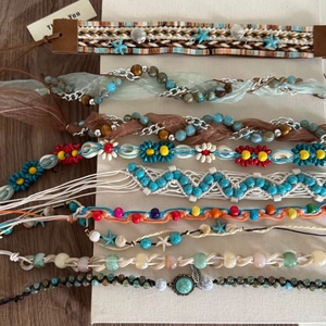 Lot de 9 bracelets bohèmes tissés avec perles, coquillages et breloques étoile de mer