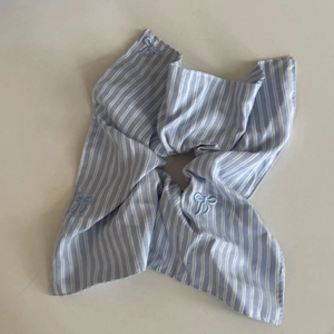 Elastico per capelli a righe bianche e blu con ricamo a fiocco per uno stile quotidiano