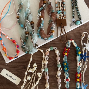 Ensemble d'accessoires bohèmes avec perles colorées et coquillages pour vacances