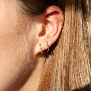 Σκουλαρίκια κρίκοι ουράνιο τόξο με χρυσά ear cuffs φορεμένα από ένα μοντέλο