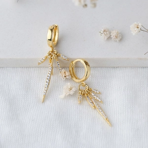 Élégantes créoles en argent S925 avec pointes de zircon plaqué or sur lin blanc