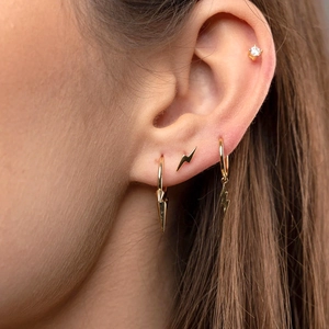 Set di orecchini dorati con zircone, ciondoli a fulmine e borchie stile punk rock