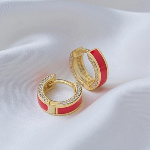 Elegante C-vormige oorringen met rood emaille en micro-pave witte zirkonia steentjes