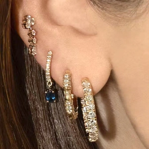 Modisches Set aus S925 Silbernadel-Ohrringen mit blauen Zirkonia und Saphirsteinen