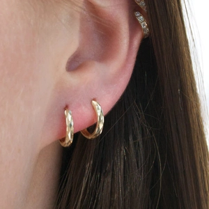 Orecchini a cerchio classici in oro argento S925 con texture diamantata a rombi