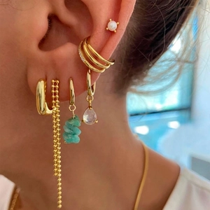Nahaufnahme von Zirkonia-Ohrclips mit 18K Gold, Perlen und Natursteinanhängern