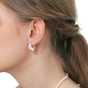 Boucles d'oreilles créoles géométriques en U argentées avec détails d'étoiles