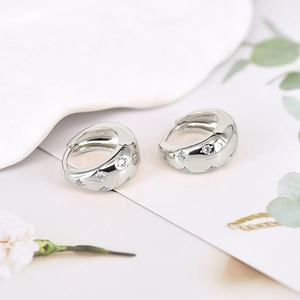 Boucles d'oreilles créoles S925 vintage avec motif d'étoile en zircone sur argent poli