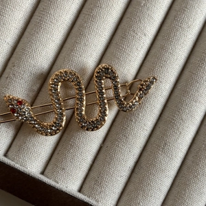 Elegant gold snake hair clip with sparkling rhinestones and red crystal eyes for women