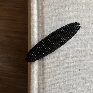 Barrette à cheveux ovale rouge foncé avec strass brillants et design élégant