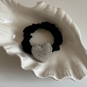 Elegante elastico per capelli in velluto nero con grande ciondolo a cuore di strass