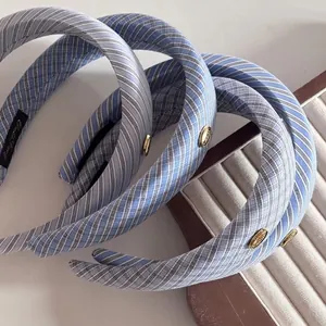 Schicker blau-weißer karierter gepolsterter Haarreif mit goldenem Logo im Preppy-Stil