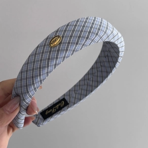 Blau-weiß kariertes gepolstertes Stirnband mit goldenem Metalletikett im Preppy-Stil