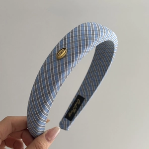 Blau karierter breiter Haarreif mit goldenem Metallemblem im klassischen Preppy-Stil
