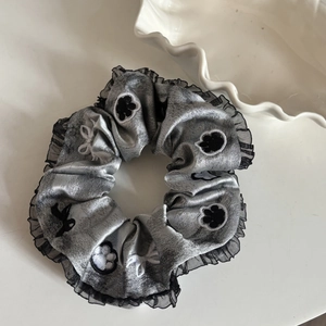 Chouchou en soie grise avec dentelle noire et broderie patte pour queue de cheval
