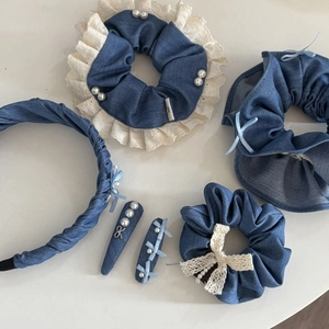 Détails d'accessoires de cheveux en denim bleu avec dentelle crème et perles