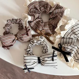Détails de chouchous à rayures et pinces à nœud avec bordure en dentelle et bois