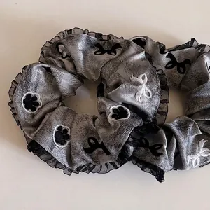 Chouchou en Satin Gris Argenté Avec Bordure en Dentelle Noire Broderie Patte de Chat Nœud Papillon Grand Élastique Cheveux