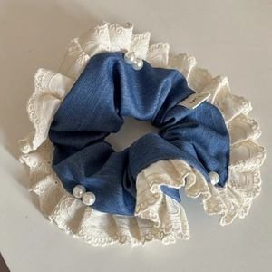 Chouchou en denim et dentelle avec perles blanches et tissu bleu pour coiffure