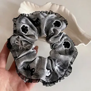 Chouchou en soie grise avec dentelle noire et broderie nœud de patte de chat