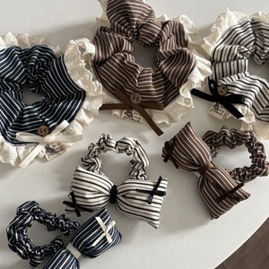 Chouchous rayés faits main avec dentelle et nœuds en bleu marine, marron et beige clair