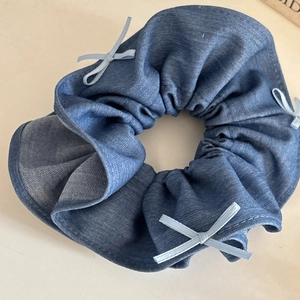 Chouchou en denim bleu foncé orné de nœuds en satin bleu clair au design décontracté