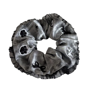 Chouchou en satin gris argenté avec dentelle noire et motifs de pattes de chat et nœuds