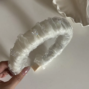 Eleganter plissierter weißer Organza-Haarreif mit Perlen für süße modische Frisuren