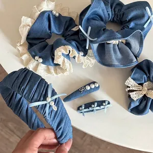 Ensemble Accessoires Cheveux en Tissu Denim pour Femmes Serre-tête Plissé Bleu Dentelle Künstliche Perle Nœud Pinces Chouchous Ornement