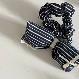Chouchou à rayures bleu marine avec grand nœud, bordure en dentelle et rubans