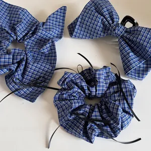 Lot d'accessoires cheveux à carreaux bleus avec pince nœud et chouchous ruban