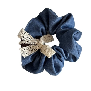 Chouchou en jean bleu orné d'un nœud en dentelle blanche et de perles fantaisie