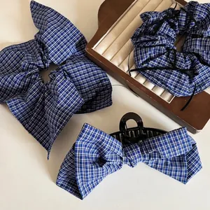 Ensemble pince à cheveux et chouchous à carreaux bleus sur plateau en bois pour femme