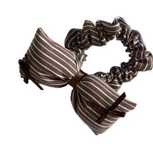 Chouchou à rayures marron avec nœud et bordure en dentelle pour usage quotidien