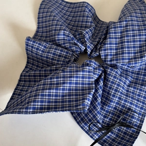 Chouchou surdimensionné à carreaux bleu et blanc avec un nœud en ruban de soie noir
