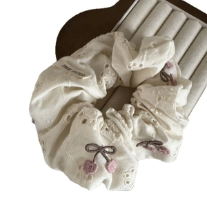 Scrunchie vintage in pizzo crema con ricami di ciliegie ed etichetta del marchio