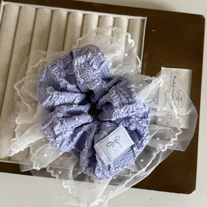 Dolce elastico per capelli viola chiaro con dettagli in mesh e etichetta a fiocco d'argento