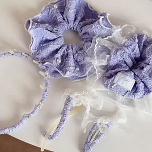 Set accessori capelli viola con cerchietto di perle e elastici con fiocco in pizzo