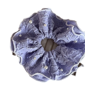 Elegante elastico in pizzo viola con perle bianche su base in velluto grigio