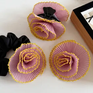 Ensemble pince à cheveux et chouchous fleurs en tissu rose avec bords volantés jaunes