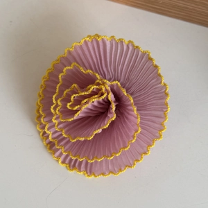 Pince à cheveux fleur en mousseline mauve avec bord ondulé jaune pour coiffure femme