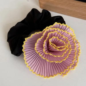 Chouchou en satin avec grande fleur rose et bords jaunes plissés pour femmes