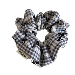 Chouchou fait main à carreaux noir et blanc avec motifs nœuds et étiquette en tissu