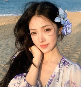 Fermaglio per capelli a farfalla blu e accessorio floreale indossato da una modella