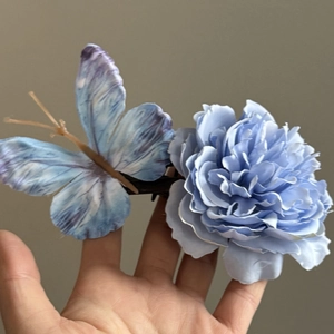 Fermaglio per capelli con farfalla e fiore blu con texture a inchiostro per stile elegante