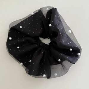 Chouchou noir à pois élégant avec perles blanches et détails en dentelle multicouche