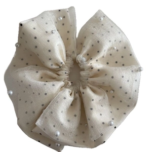 Chouchou élégant en organza beige à pois avec des perles blanches pour la coiffure