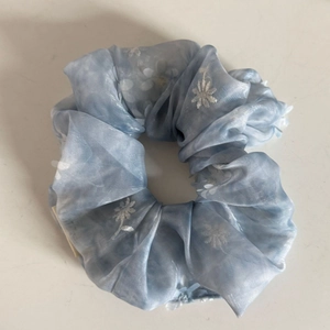 Hellblauer Organza-Haargummi mit weißer Blumenstickerei für elegante Frisuren