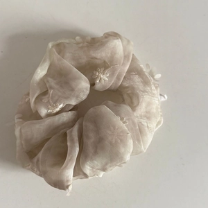 Eleganter Scrunchie aus beigem Organza im französischen Stil mit feiner Blumenstickerei