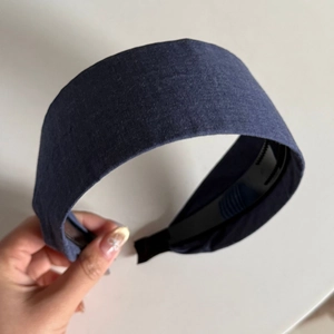 Detailed macro view of navy blue striped wide headband with anti-slip inner plastic teeth